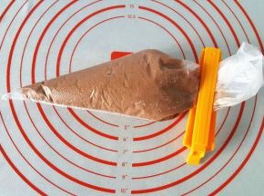 蛋糕糊装进裱花袋，放冰箱冷藏30分钟左右。