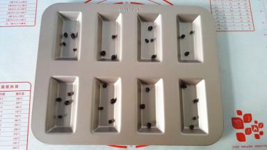 上火170度，下火150度，预热烤箱。模具里放 一些蓝莓干，多少随意。