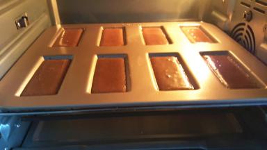 冷藏好的面糊挤入模具中，放进预热好的烤箱，上火170度，下火150度，烤15-17分钟，我烤箱温度高，实际温度大概180度。