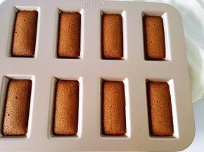 烤好的费南雪，外面焦香，里面软嫩，还有酸甜的蓝莓，好吃不停口。