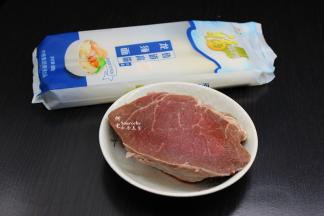 准备食材：龙须挂面、牛肉、香菜、生姜等食材；