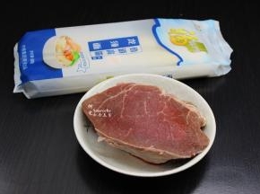 准备食材：龙须挂面、牛肉、香菜、生姜等食材；