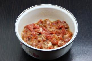 牛肉横切薄片，放盐、生抽、料酒等腌制，待用；PS：牛肉横切才会嫩哦