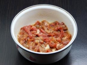 牛肉横切薄片，放盐、生抽、料酒等腌制，待用；PS：牛肉横切才会嫩哦