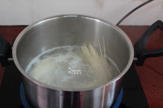 清水煮沸，放入挂面煮五成熟，捞出；