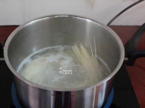 清水煮沸，放入挂面煮五成熟，捞出；