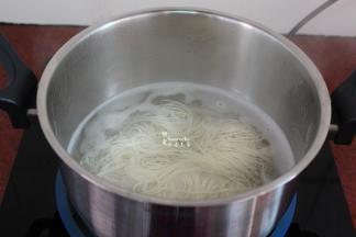 浓汤煮沸之后，把挂面放入浓汤锅煮熟，盛出碗里；