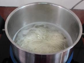 浓汤煮沸之后，把挂面放入浓汤锅煮熟，盛出碗里；