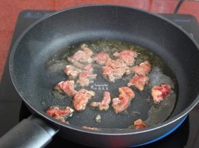 热锅，放油、生姜，倒入腌制好的牛肉；