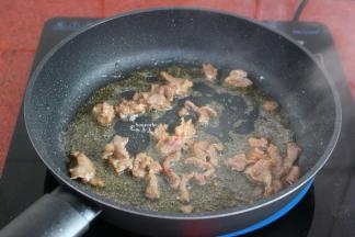 爆炒至熟，加入生抽、盐、即可起锅；