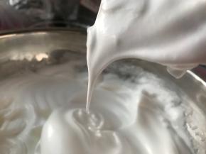 打发到提起打蛋头出现弯钩时，在蛋白里加入最后的10克糖，继续打发