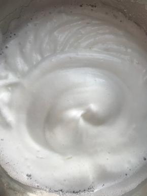 打发到出现细密泡沫