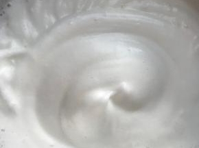 打发到出现细密泡沫