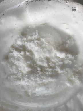 再加10克糖，继续打发