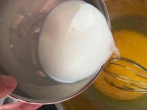 牛奶倒进蛋黄里