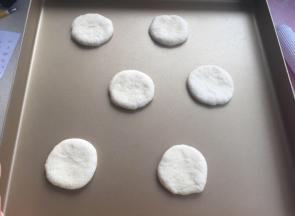 松弛后把小面团擀圆片（直径4.5cm），放烤盘
