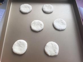 松弛后把小面团擀圆片（直径4.5cm），放烤盘
