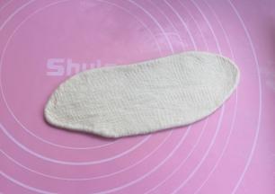 大面团擀椭圆形