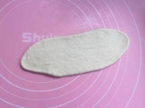 大面团擀椭圆形