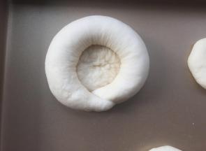 长条围在圆片周围，两头压上2cm