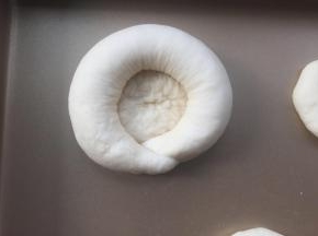 长条围在圆片周围，两头压上2cm