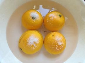 橙子先加盐搓洗干净