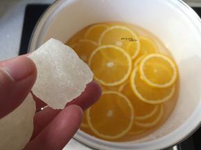 然后把橙子片加水，盖过橙子片即可，加入冰糖，煮20分钟后放凉，浸泡一夜，第二天用