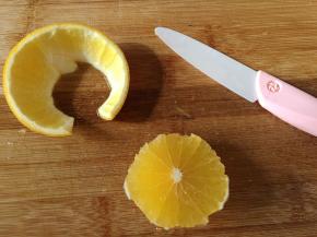 剩下的橙子去皮去果肉榨汁