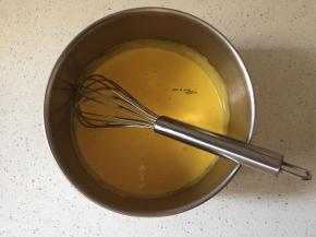 蛋黄80g加入白糖30g搅打至颜色略发白