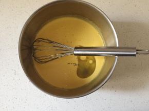 加入橙汁60g 筛入低粉80g拌匀、玉米油、50g拌匀