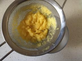 过滤出橙汁备用