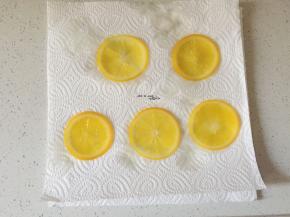 橙子片取出后吸掉表面的水份，一定要吸干