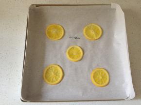 放入装了油纸的烤盘中，如图