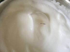 蛋白160g分次加30g白糖打发到弯勾状态