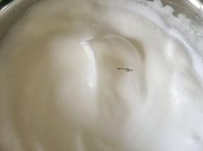 蛋白160g分次加30g白糖打发到弯勾状态