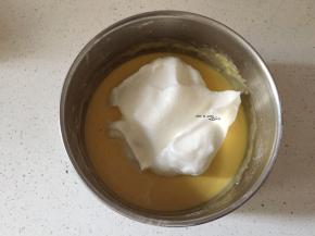 三分之一入蛋黄糊中切拌匀