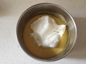 三分之一入蛋黄糊中切拌匀