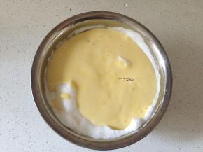 反倒入蛋白糊中切拌匀