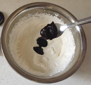 淡奶油150g加10g白糖打发，加入2小勺蓝莓果酱拌匀
