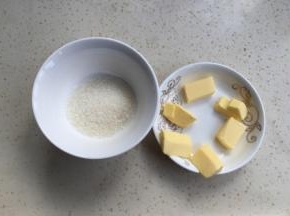 把20克黄油切成6块