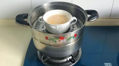 包上保鲜膜敷入锅里蒸，大火烧开转中火，蒸6分钟