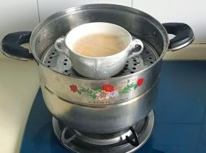 包上保鲜膜敷入锅里蒸，大火烧开转中火，蒸6分钟
