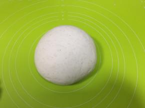 揉了10分钟，成光滑面团，滚圆