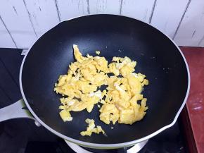 煎熟后用锅铲铲散