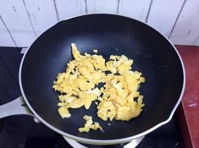 煎熟后用锅铲铲散