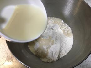 中筋面粉与全麦粉倒入容器内，混合均匀，慢慢倒入酵母水