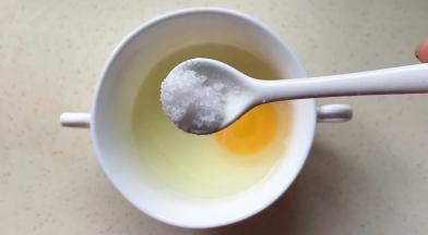 鸡蛋打入碗中，加适量盐