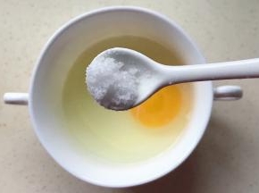 鸡蛋打入碗中，加适量盐