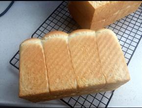 烤箱预热上下火180度，烤40分钟。（烤6分钟后盖3层锡纸，这是我家烤箱的脾气，我就这样对待）