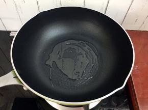 锅中倒入适量的食用油烧热